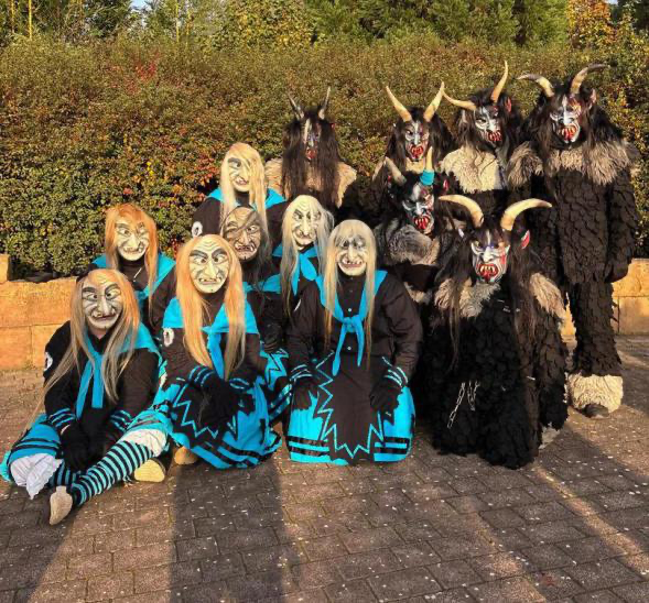 Dämonen und Hexen der Wesen vom Waldsee Oberachern in vollem Häs